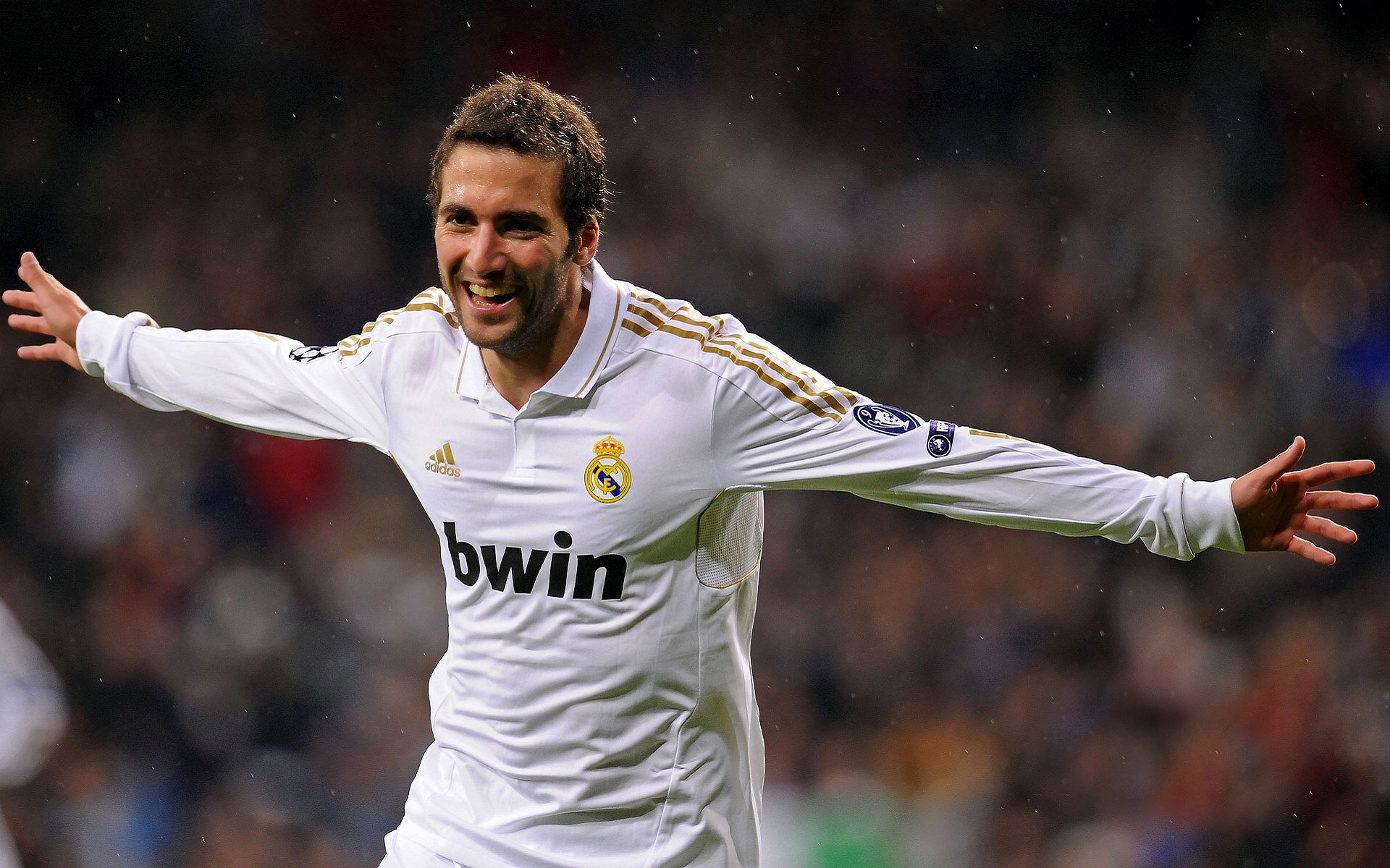 拜仁定位球设计精妙，多次制造威胁，拜仁目标